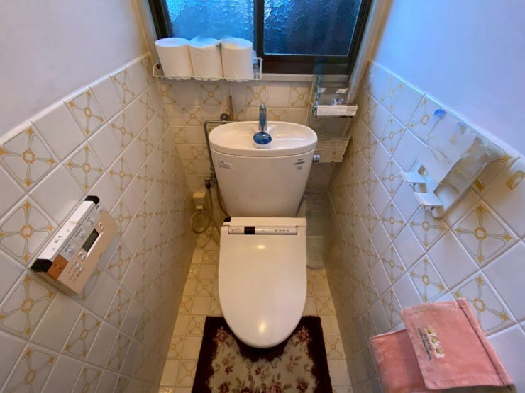 トイレです♪寒い冬でも安心の温水洗浄便座です♪自動洗浄機能付きです♪