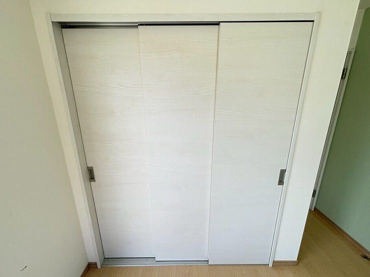 洋室はどの部屋にも収納が付いています♪使いやすいスライド式の建具です♪