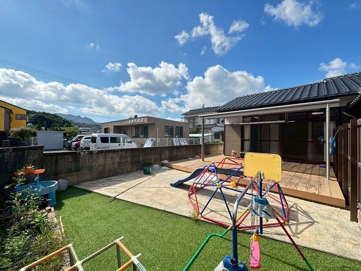 庭の奥から見た感じです♪右側に背の高い柵があるので安全に遊べますね♪
