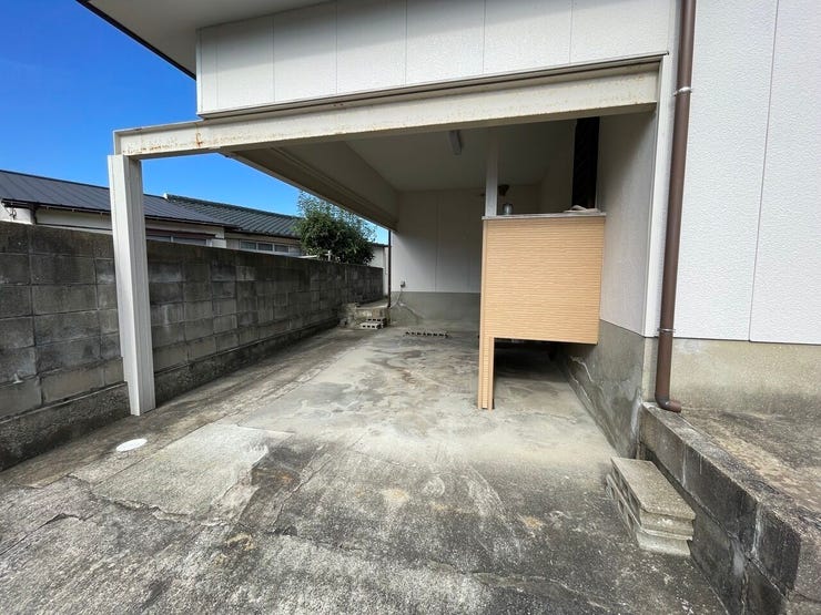 家の裏手側、キッチン側からの勝手口から出た先にも駐車場があります♪屋根があるから助かりますね♪