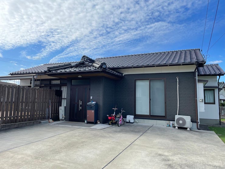 【外観】
暮らしやすい平家♪広いお庭があり、駐車4台以上可能♪
フルリフォーム済みでとても綺麗です♪