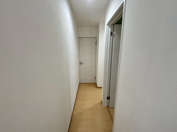 玄関から見た廊下♪正面がトイレの入り口、右手前が洋室への入り口、その奥が2つの洋室に繋がる廊下です♪