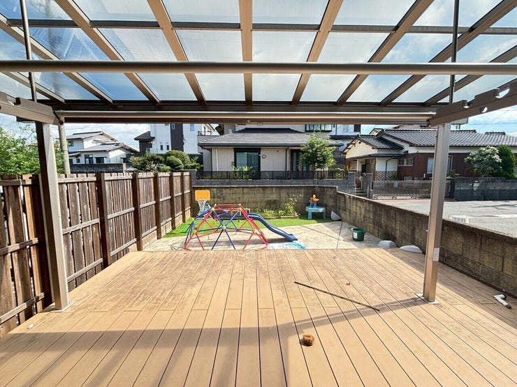 リビングから庭を正面に見た感じです♪ウッドデッキに屋根があるのがとても嬉しいですね♪バーベキューなども、急な雨に心配せずに出来そうです♪