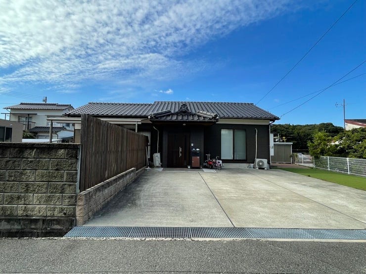 前道を含んだ現地の写真です♪間口が広いので、とても駐車しやすいです♪