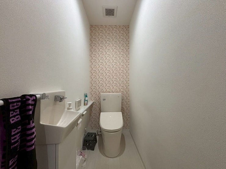 トイレは温水洗浄便座です♪壁が洗面所と同じクロスで統一感がありますね♪専用手洗い場付きです♪2連ペーパーホルダーが嬉しいですね♪