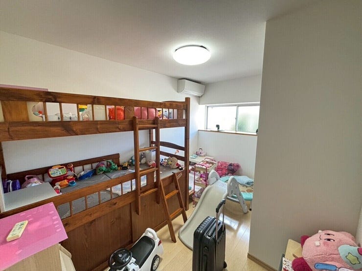洋室です♪こちらのお部屋は1面採光ですが、充分な明るさ♪出窓から優しい光が差し込みます♪