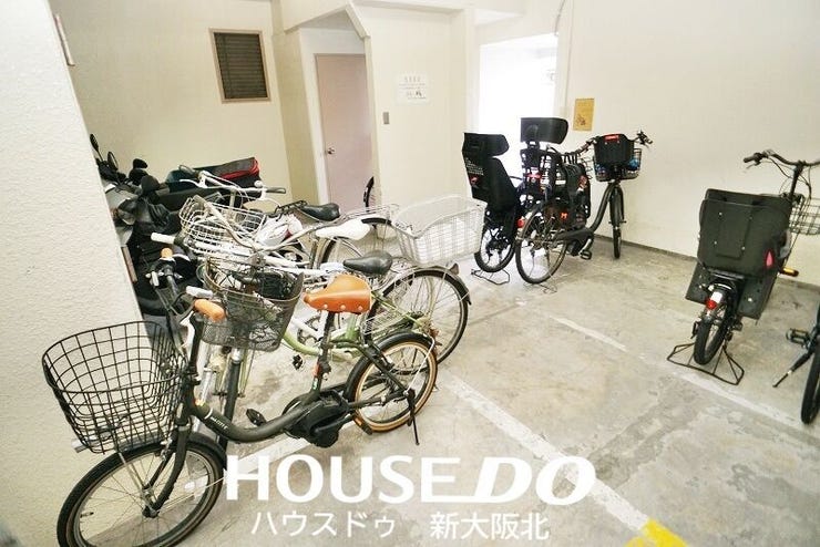 ■自転車とバイク置場には屋根があるので雨の日でも濡れずに室内へ移動できます!