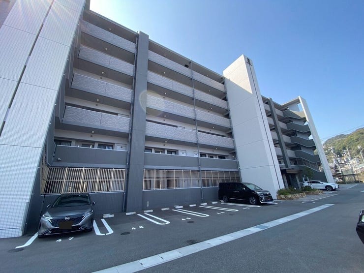 マンションの敷地が広いので、平面駐車場で1人1台駐車場が確保されています♪