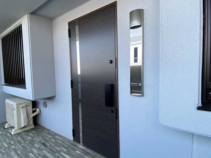 シックで落ち着いた玄関ドア♪共用廊下の床面がとてもお洒落です♪