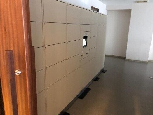 共用部分の宅配ボックスです。留守中の荷物受け取りもできるので、安心して外出ができますね。