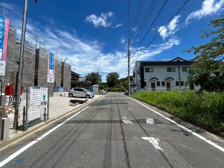 *南側の前面道路*
車との距離もしっかり保てる、家族に優しい環境です。