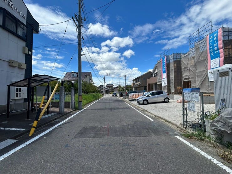 *南側の前面道路*
車との距離もしっかり保てる、家族に優しい環境です。