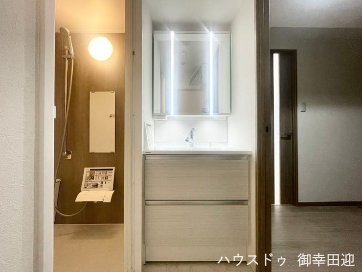 ■清々しいリフレッシュ空間■自分を磨き、気持ちを切り替える。心地よい光が差し込むプライベートスペース。