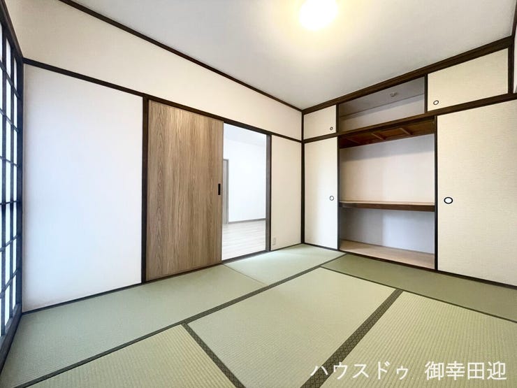 ■6帖和室■ゲストをもてなし、昼寝や家事にも使える、畳のぬくもりが心地よい多目的万能スペース。