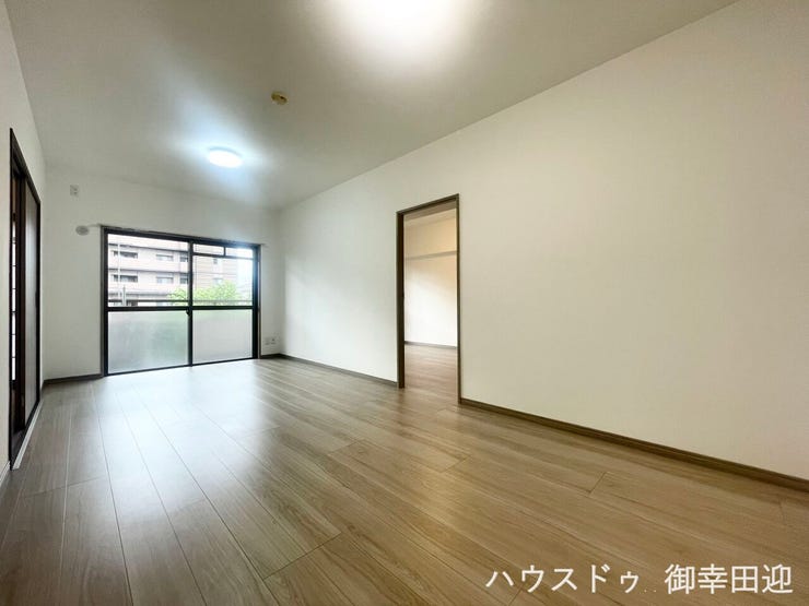 ■安らぎと笑顔の中心地■陽光が優しく降り注ぎ、会話が自然と弾む。ここでは、毎日が特別な時間へと変わります。