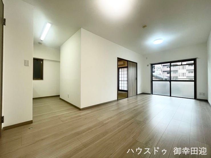 ■安らぎと笑顔の中心地■陽光が優しく降り注ぎ、会話が自然と弾む。ここでは、毎日が特別な時間へと変わります。