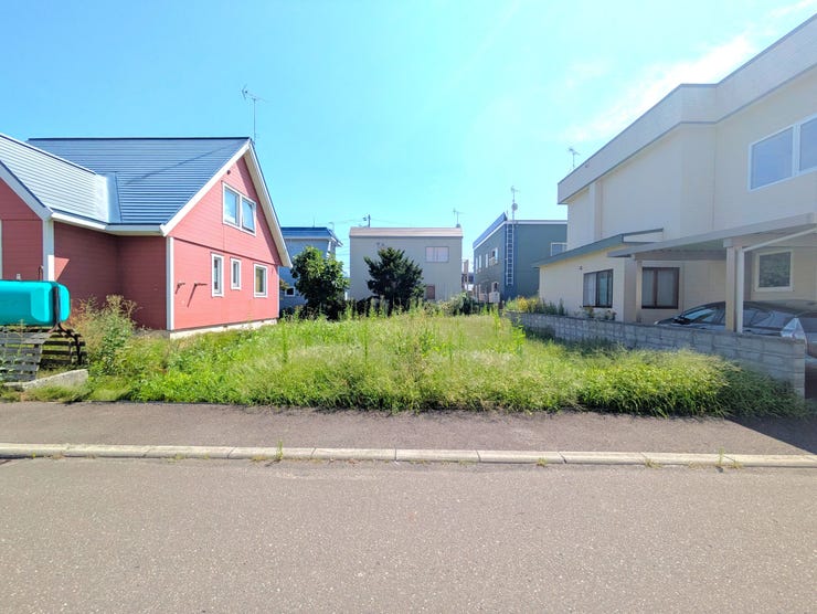 【外観】
JR札沼線「篠路」駅徒歩13分!建築条件なし&更地渡しにつき、お好きなハウスメーカーでスムーズな住まいづくりが可能です。広々約59坪の敷地は駐車や庭の確保にも最適。周辺は買い出しに便利な好環境です!