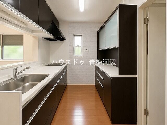 キッチン:小窓が付いた明るく作業のしやすいキッチンスペースになります。カウンターキッチンですので、お子様の様子も確認がしやすく安心ですね。
※一部CG家具消し加工処理をしています。