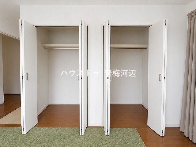 2階洋室収納:ハンガーパイプや枕棚も標準装備されたクローゼットです。
※一部CG家具消し加工処理をしています。