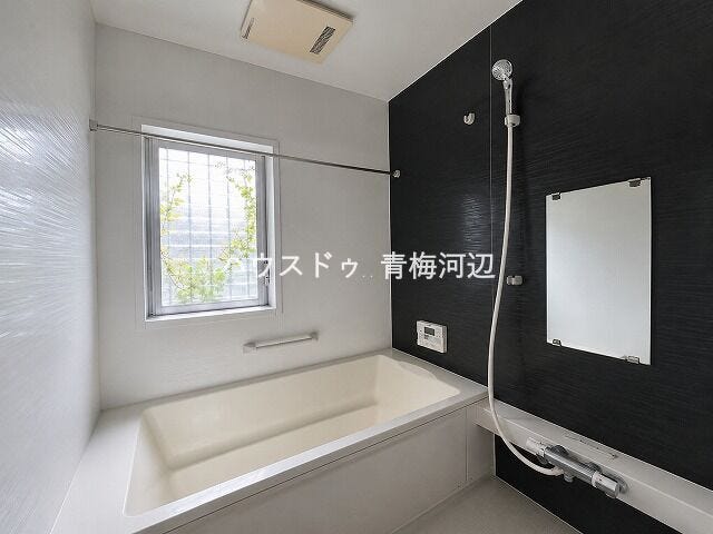 浴室:明るく清潔感のある浴室になります。窓があることで湿気がこもりにくく、お掃除もしやすいですね。壁に手すりが付いているので浴槽から立ち上がる際も安心です。
※一部CG家具消し加工処理をしています。