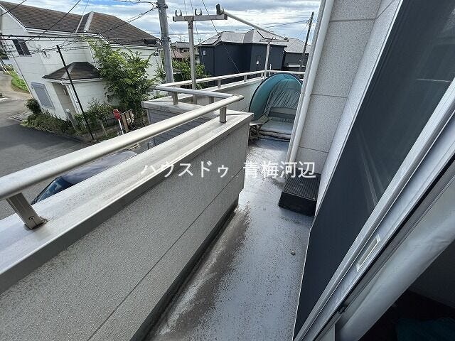 バルコニー:晴れた日は気持ちよくお洗濯を干せそうです。2ヶ所の窓から出入りできるので効率よく家事ができそうです。