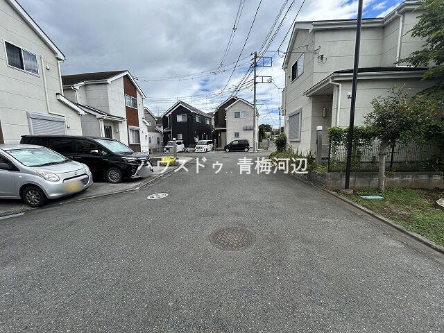 前面道路:幅員約6mの前面道路です。道路幅にゆとりがあるので、車種を選びません。大きめの車を乗りたい方にもオススメです。