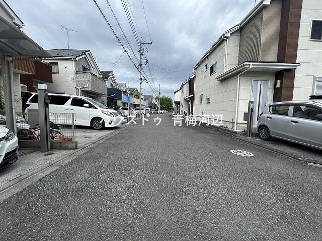 前面道路:幅員約6mの前面道路です。車がすれ違うのに十分な道幅です。