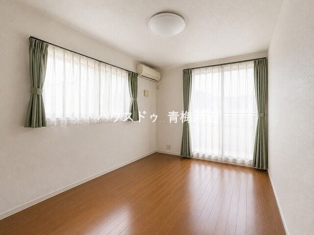 2階洋室:バルコニーにつづく大きめの窓からたっぷりと日差しが降り注ぎます。2面採光なので、明るいお部屋でもちろん風通しも良好です。
※一部CG家具消し加工処理をしています。