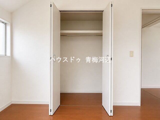 2階洋室収納:新たに家具を買わなくても良いので、ハンガーパイプ付きのクローゼットは嬉しいですね。
※一部CG家具消し加工処理をしています。