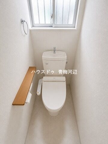 1階トイレ:白を基調としたシンプルな壁紙のトイレになります。2階にも設置されているのでお部屋からの移動も短縮できますね。
※一部CG家具消し加工処理をしています。