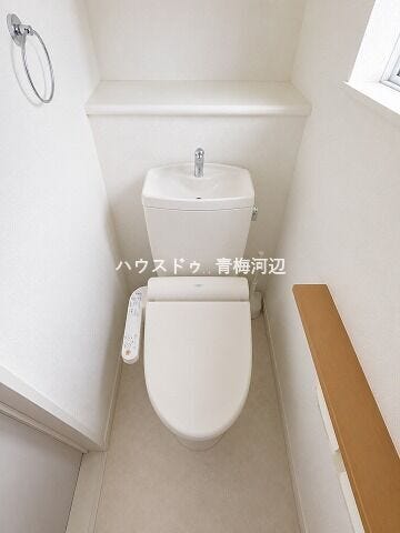 2階トイレ:寒い日でも座るところが冷たくないのはうれしいですね。年間通して快適にお使いいただけます。
※一部CG家具消し加工処理をしています。