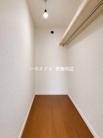 ウォークインクローゼット:バッグや帽子、アクセサリーなども一緒に収納しておくことで、お出かけの支度もはかどりそうです。洋服選びが楽しくなりそうですね。
※一部CG家具消し加工処理をしています。