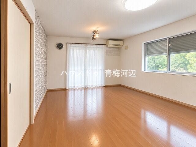 リビング:ナチュラルな雰囲気のフローリングですので家具やインテリアなども合わせやすいです。どんなお部屋にしていくか考えるのも楽しいですね♪
※一部CG家具消し加工処理をしています。