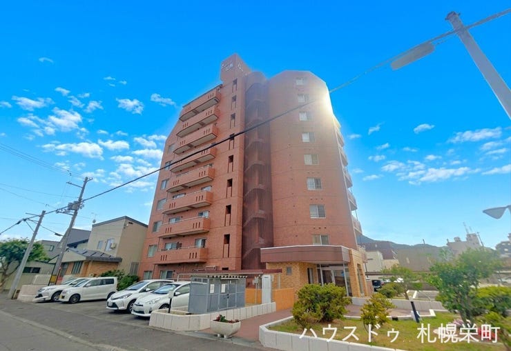 【外観】
札幌市電「東屯田通」駅徒歩4分!新規リノベーションの角部屋3LDKです。陽当り・通風良好なサンルームや、会話が弾む対面カウンターキッチンを完備。給湯器を含む水回り設備を一新し、アフターサービス保証付♪