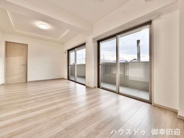 ■安らぎと笑顔の中心地■陽光が優しく降り注ぎ、会話が自然と弾む。ここでは、毎日が特別な時間へと変わります。