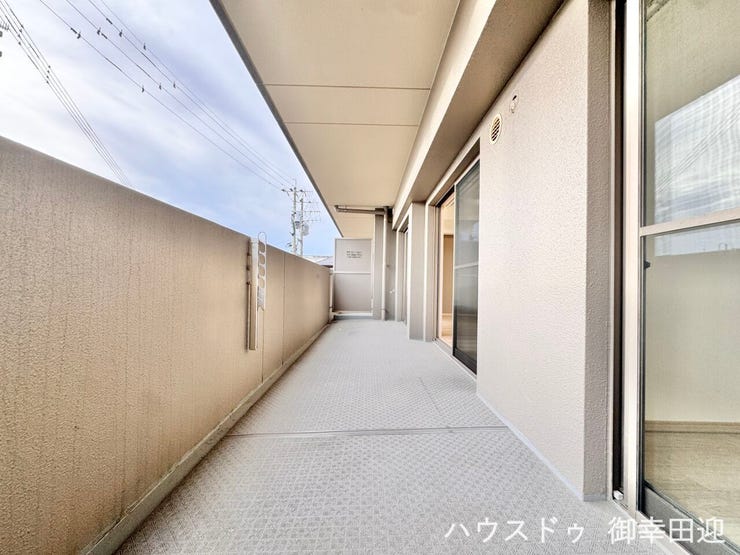■空の下の開放的な特等席■日光浴や読書、外の空気を感じながらリフレッシュ。暮らしを豊かにする、もう一つの心地よい空間です。