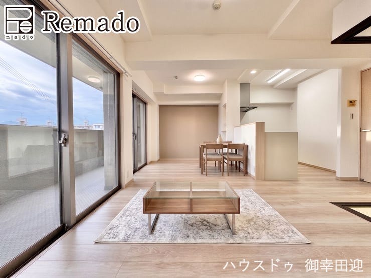 【リビング】
■家族の笑顔が集う中心地■お気に入りの家具を迎え、窓からは心地の良い光が差し込みます。※CGで家具を配置しています。