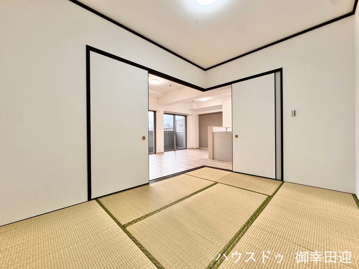 ■1階6帖和室■ゲストをもてなし、昼寝や家事にも使える、畳のぬくもりが心地よい多目的万能スペース。