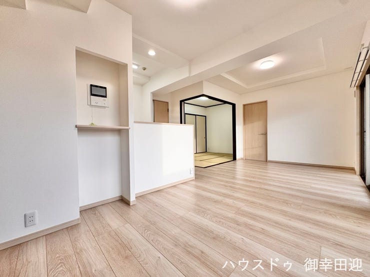■安らぎと笑顔の中心地■陽光が優しく降り注ぎ、会話が自然と弾む。ここでは、毎日が特別な時間へと変わります。