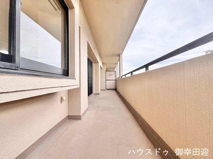 ■空の下の開放的な特等席■日光浴や読書、外の空気を感じながらリフレッシュ。暮らしを豊かにする、もう一つの心地よい空間です。