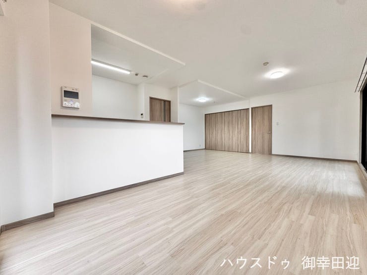 ■安らぎと笑顔の中心地■陽光が優しく降り注ぎ、会話が自然と弾む。ここでは、毎日が特別な時間へと変わります。