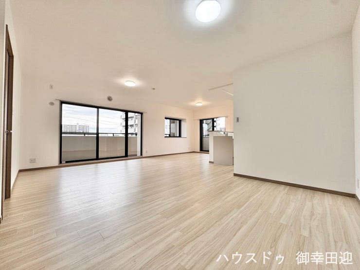 ■安らぎと笑顔の中心地■陽光が優しく降り注ぎ、会話が自然と弾む。ここでは、毎日が特別な時間へと変わります。