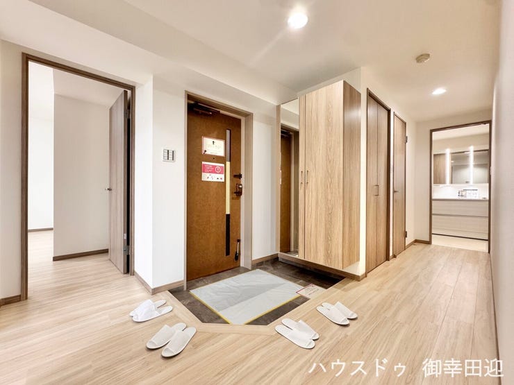 ■「ただいま」の安堵をくれる場所■訪れる人を迎え入れ、帰るたびにホッと一息つける、明るく機能的なエントランス。