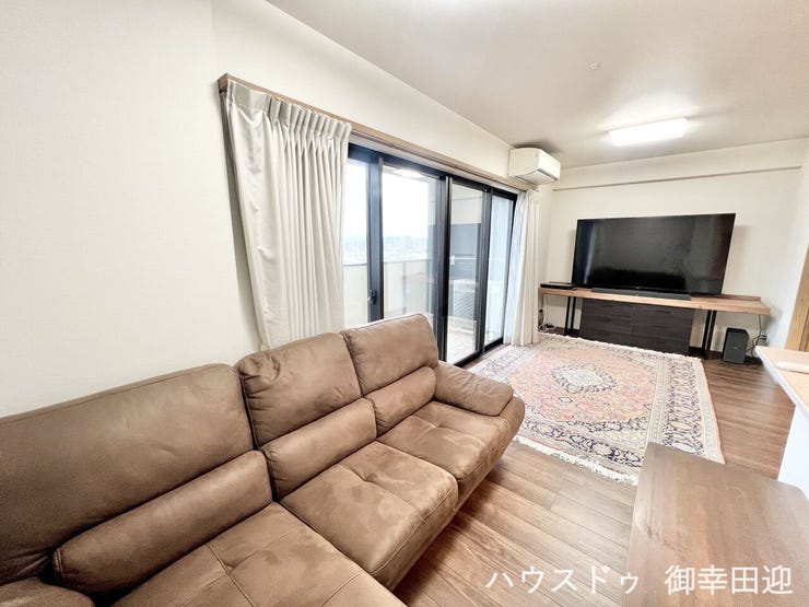 ■安らぎと笑顔の中心地■陽光が優しく降り注ぎ、会話が自然と弾む。ここでは、毎日が特別な時間へと変わります。