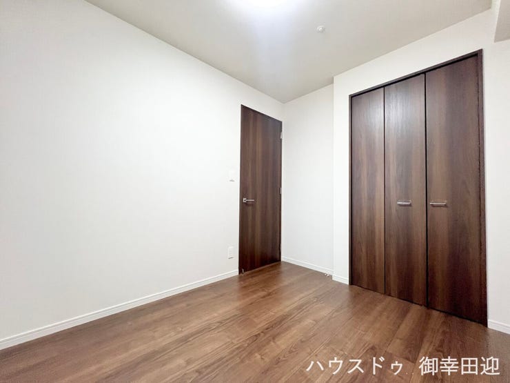 ■5帖洋室■寝室、書斎、趣味の部屋。家族の成長やライフスタイルに合わせ、様々な使い方ができる快適な空間です。