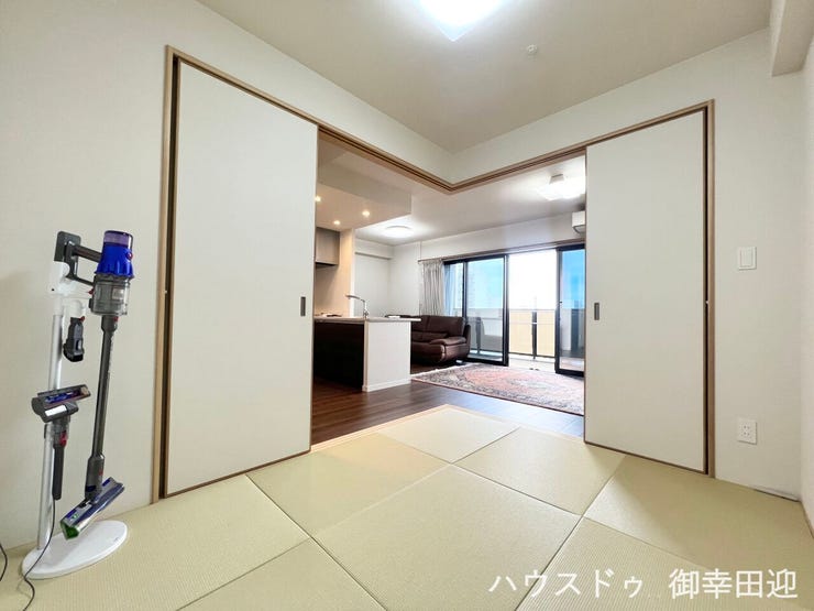 ■4.5帖和室■ゲストをもてなし、昼寝や家事にも使える、畳のぬくもりが心地よい多目的万能スペース。