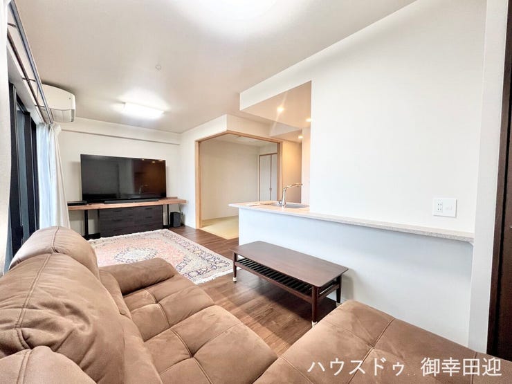 ■安らぎと笑顔の中心地■陽光が優しく降り注ぎ、会話が自然と弾む。ここでは、毎日が特別な時間へと変わります。