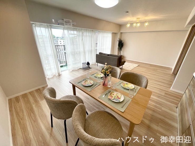 ■安らぎと笑顔の中心地■陽光が優しく降り注ぎ、会話が自然と弾む。ここでは、毎日が特別な時間へと変わります。