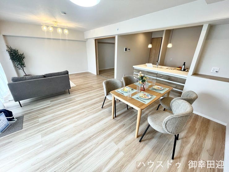 ■安らぎと笑顔の中心地■陽光が優しく降り注ぎ、会話が自然と弾む。ここでは、毎日が特別な時間へと変わります。