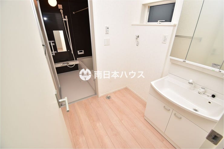【洗面所同型写真】キッチン裏にある洗面所!小窓付きで自然換気もでき衛生的です♪